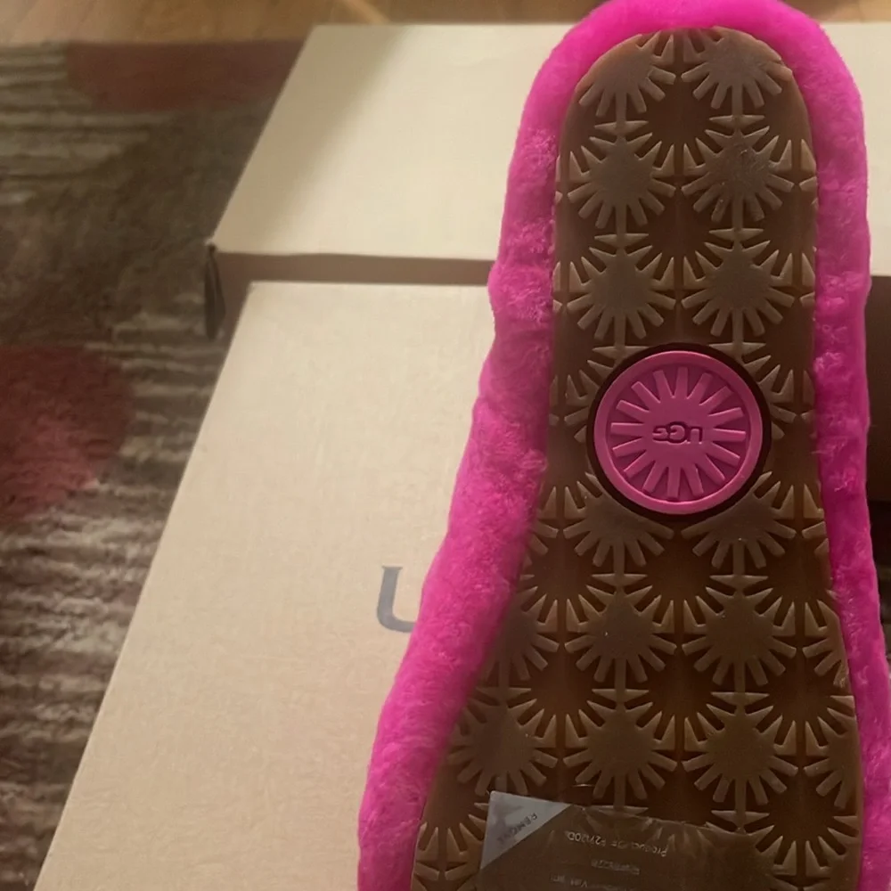 Pink size 8 Ugg slide - Picture 3 of 3